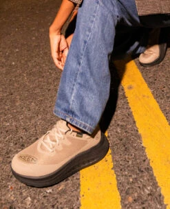 Keen Women's WK400 Waterproof Walking Shoe | Timberwolf/Black -Keen WK400 lifestyle WP Womens 2